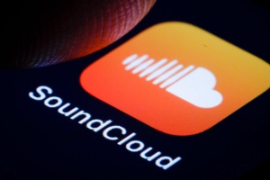 BERLIN, GERMANY - JANUARY 16: In this photo illustration the logo of the music streaming service SoundCloud is displayed on a smartphone on January 16, 2019 in Berlin, Germany. (Photo by Thomas Trutschel/Photothek via Getty Images)