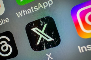 BATH, UNITED KINGDOM - OCTOBER 29: In this photo illustration the logo of US online social media and social networking site 'X' (formerly known as Twitter) is displayed centrally on a smartphone screen alongside that of Threads (L) and Instagram (R) on October 29, 2023 in Bath, England. It has been over a year since Elon Musk controversially bought the company in which he made lots of redundancies and also rebranded Twitter to the the letter 'X'. (Photo by Matt Cardy/Getty Images)